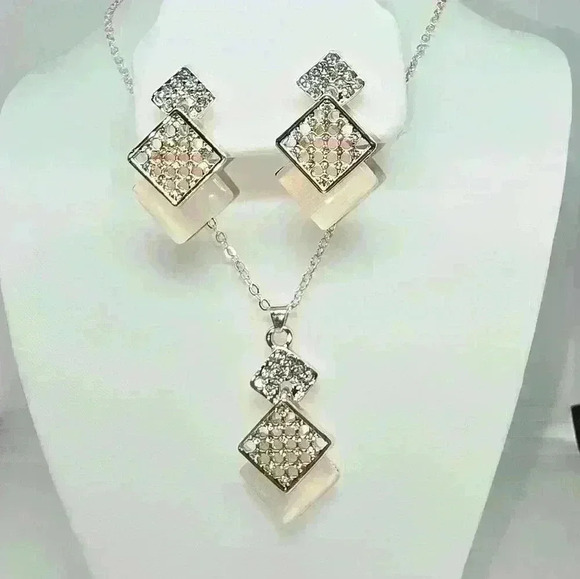 NWOT Rhombus Geometric Rhinestone Necklace and Earrings Set - Picture 1 of 3